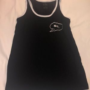 Tank top with the lettering of “no”.